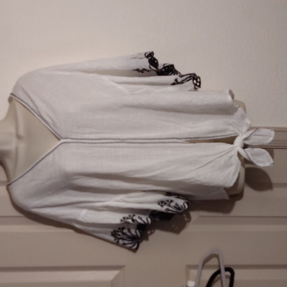XL white top with black embroidered ruffle sleeves